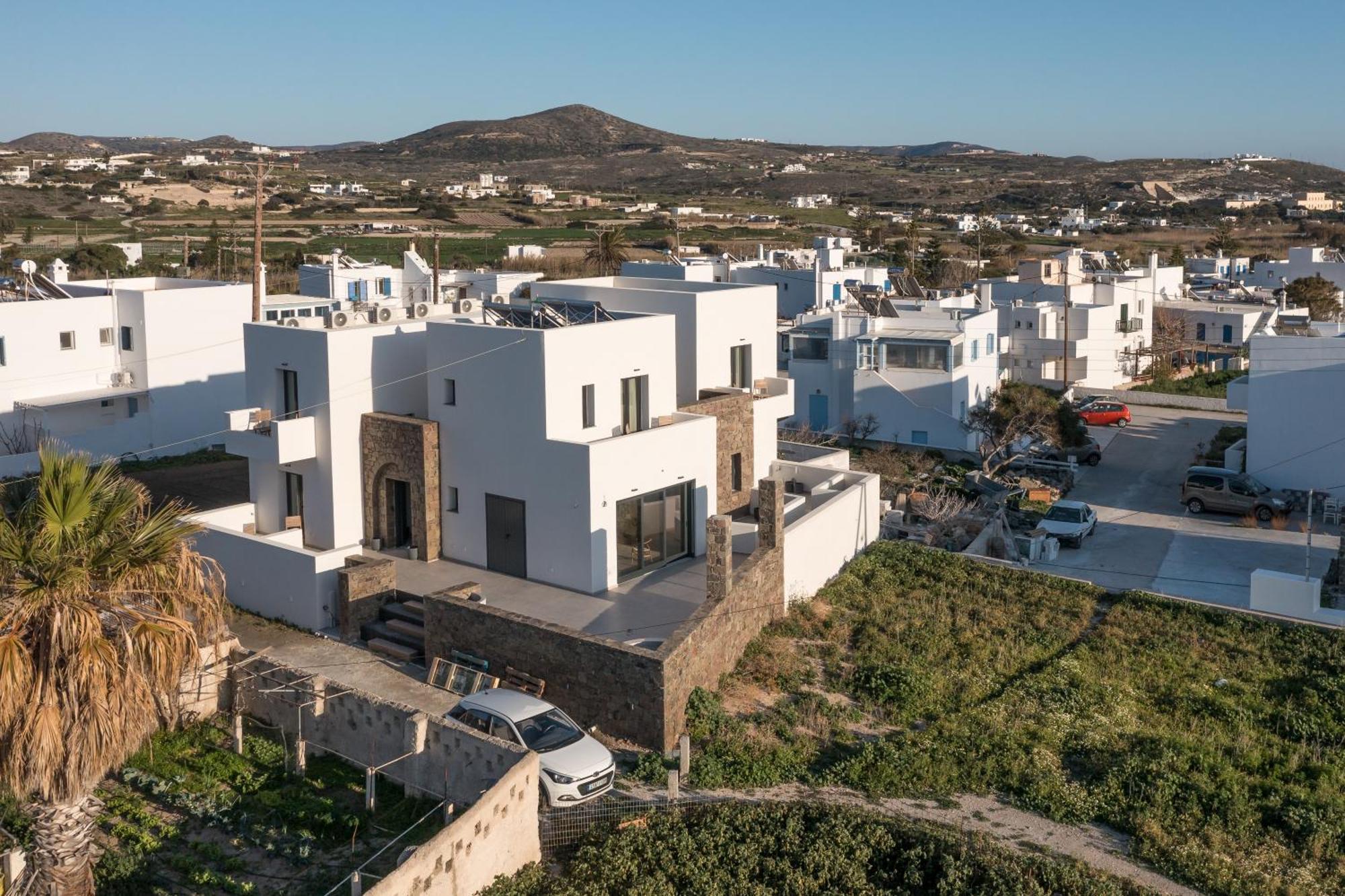 Afroessa Milos Adamantas  Exteriör bild